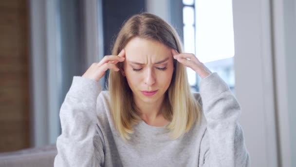 Portrét Mladé Blondýny Sedící Stolu Kanceláři Nebo Doma Držící Hlavu — Stock video