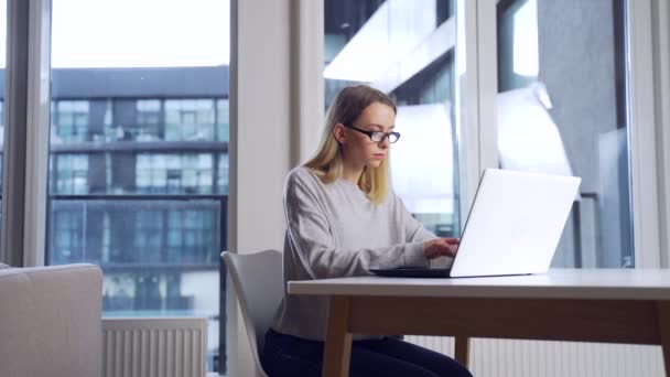 Ung Kvinnlig Student Som Arbetar Kvällen Bärbar Dator Arbetsplatsen Själv — Stockvideo