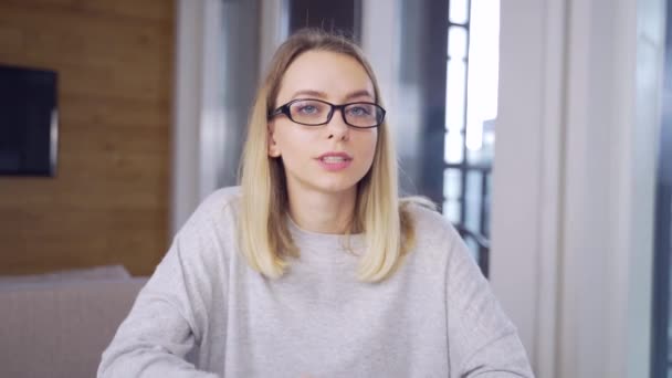 Szczęśliwa Młoda Kobieta Biznesu Blondynka Okularach Rozmawia Kamerą Internetową Robi — Wideo stockowe