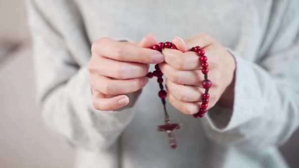 Chrześcijański Różaniec Bliska Kobieta Ręce Kobiety Modlą Się Kościele Świątyni — Wideo stockowe
