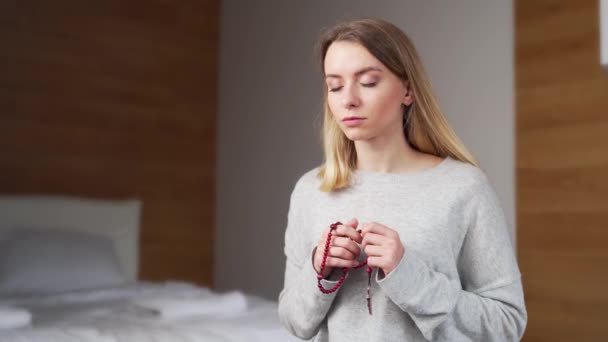 Retrato Joven Mujer Rezando Sinceramente Rosario Casa Oración Arrepentimiento Mujer — Vídeos de Stock