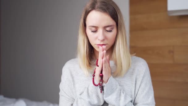 Πορτρέτο Νεαρό Κορίτσι Γυναίκα Ειλικρινά Προσεύχεται Για Κομπολόι Στο Σπίτι — Αρχείο Βίντεο