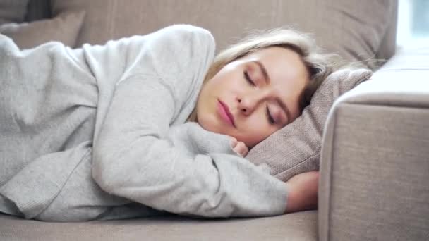 Jovem Dorme Descansando Casa Sofá Depois Dia Trabalho Duro Relaxe — Vídeo de Stock