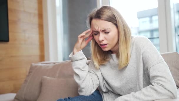 Portret Van Een Jonge Vrouw Die Thuis Bank Zit Met — Stockvideo