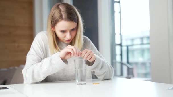 Zbliżenie Kobiety Trzymającej Tabletki Szklankę Świeżej Wody Biorąc Leki Ból — Wideo stockowe