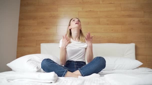 Młoda Kobieta Siedzi Kanapie Lub Łóżku Macha Rękami Upału Domu — Wideo stockowe