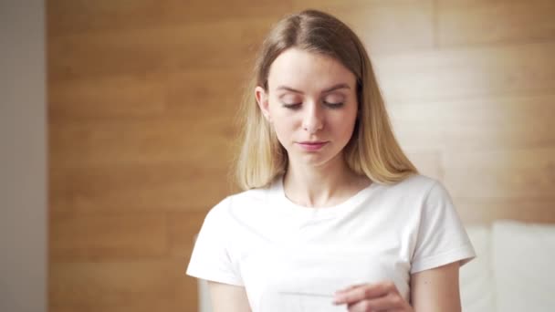 Glad Kaukasisk Ung Kvinna Glädjer Sig Positiva Graviditetssats Test För — Stockvideo