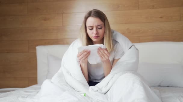 Genç Hasta Bir Kadın Yatak Odasındaki Yatakta Bir Battaniyeye Sarılı — Stok video
