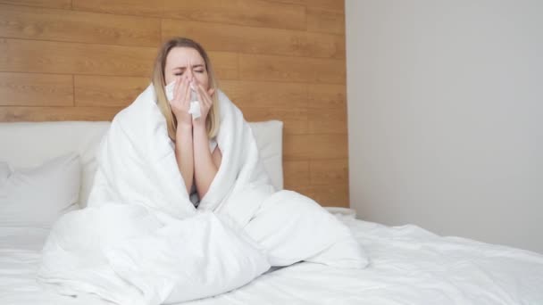 Una Joven Enferma Sentada Cama Dormitorio Envuelta Una Manta Con — Vídeo de stock