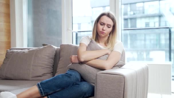 Portrétní Mladá Žena Sedící Doma Pohovce Depresi Holka Problémy Stresem — Stock video