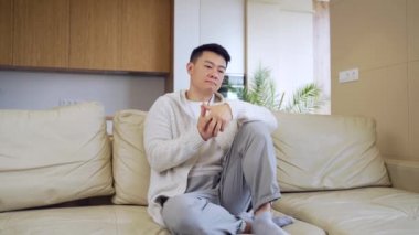 Sıkılmış arkadaşlar genç Asyalı adam evde tek başına oturuyor. Evdeki kanepede oturan erkeği özlüyor. Oturma odasındaki yalnız adam. Ailedeki ya da işteki sorunlar yüzünden endişeli ve stresli.