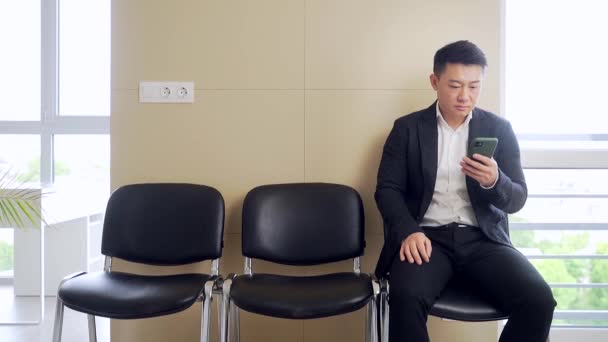 Jovem Asiático Homem Negócios Terno Formal Sala Espera Para Uma — Vídeo de Stock