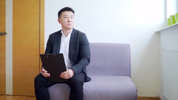 Junger Asiatischer Mann Business Anzug Wartezimmer Für Ein Ergebnisinterview Oder — Stockvideo