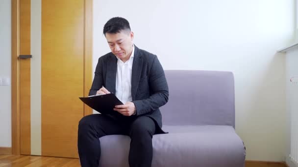 Junger Asiatischer Mann Business Anzug Wartezimmer Für Ein Interview Oder — Stockvideo