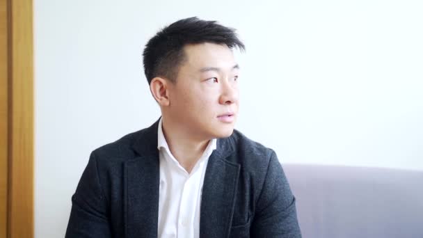 Porträt Eines Selbstbewussten Asiatischen Geschäftsmannes Der Drinnen Ernsthaft Die Kamera — Stockvideo