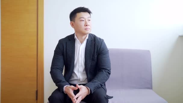 Junger Asiatischer Mann Business Anzug Wartezimmer Für Ein Ergebnisinterview Oder — Stockvideo