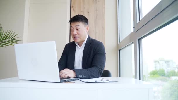 Ung Asiatisk Affärsman Sitter Kontoret Och Pratar Online Webbkamera Och — Stockvideo