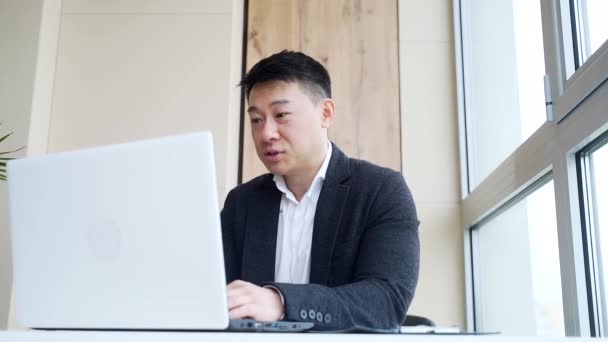 Junger Asiatischer Geschäftsmann Sitzt Büro Und Unterhält Sich Online Webcam — Stockvideo