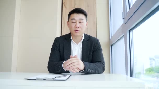Młody Azjatycki Mężczyzna Biznesmen Rozmawiający Online Wideo Połączenie Konferencja Lub — Wideo stockowe