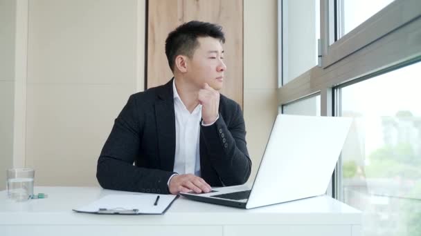 Close Portrait Asian Pensive Young Office Worker Man Workplace Face — Stock Video