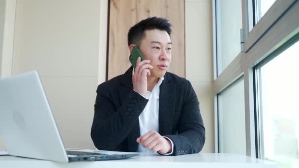 Jeune Homme Affaires Asiatique Parlant Sur Téléphone Portable Assis Bureau — Video