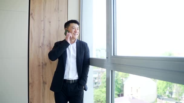 Feliz Sonriente Hombre Negocios Asiático Traje Formal Hablando Por Teléfono — Vídeos de Stock