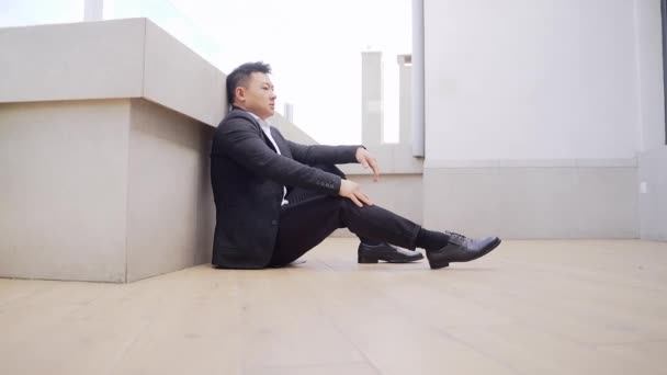 Jovem Asiático Deprimido Homem Sentado Livre Rua Perto Escritório Centro — Vídeo de Stock