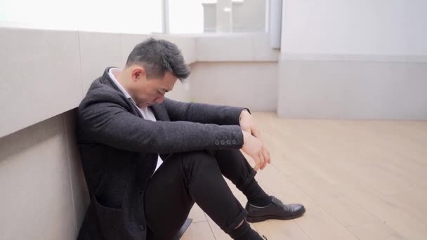 Молодий Азіатський Депресивний Чоловік Сидить Вулиці Біля Будівлі Офісного Бізнес — стокове відео