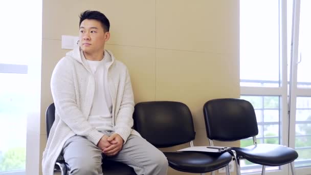 Genç Asyalı Bir Adam Görüşme Toplantı Için Bekleme Odasında Bekliyor — Stok video