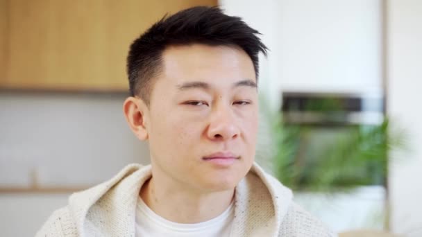Gros Plan Portrait Tête Haute Visage Homme Asiatique Regardant Caméra — Video