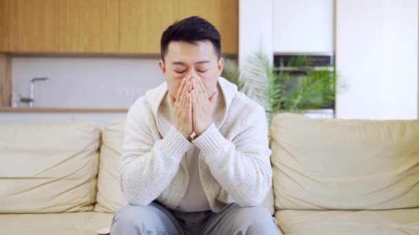 Junger Asiatischer Mann Der Hause Auf Dem Sofa Sitzt Nachdenklich — Stockvideo