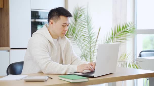 Jovem Asiático Homem Sentado Casa Uma Mesa Trabalhando Computador Laptop — Vídeo de Stock