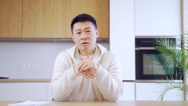 Азиатский Мужчина Разговаривает Онлайн Видеосвязи Дома Гостиной Кухне Мужчина Повседневной — стоковое видео