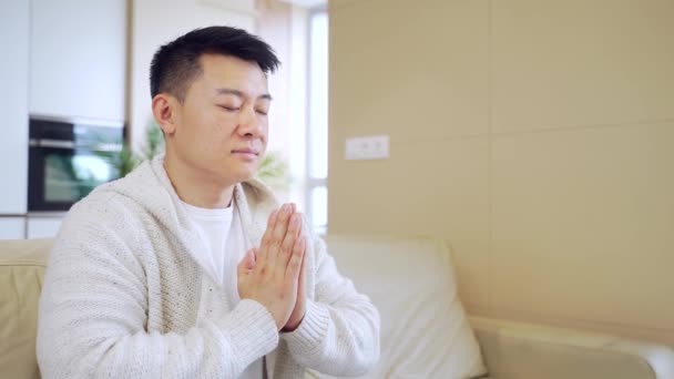 Młody Azjata Modlący Się Sam Domu Mężczyzna Składane Ramiona Ołówka — Wideo stockowe
