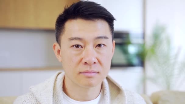 실내에서 카메라를 아시아 남자의 얼굴을 남성을 진지하고 자신감 바라보라 사람들 — 비디오