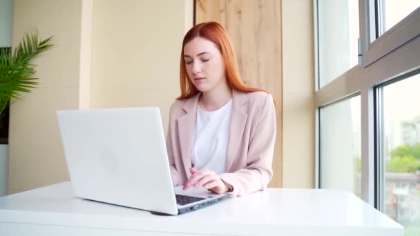 Jeune Rousse Employée Bureau Travaillant Sur Ordinateur Ordinateur Portable Bureau — Video