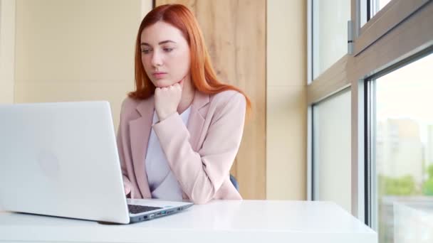 Mujer Pelirroja Pensativa Serio Pensativo Sentado Escritorio Oficina Con Computadora — Vídeo de stock