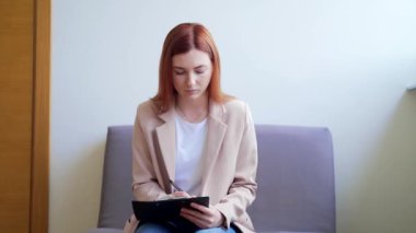 Koridordaki bekleme odasında oturan beyaz bir kadın anket özgeçmişini dolduruyor. Öğrenci kız lobi hastanesinde ya da üniversitede form yazıyor. Doktor muayenehanesinde ya da işte bir kadın.
