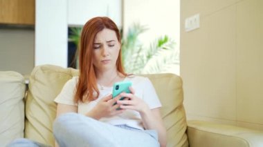 Genç kadın ya da kız ellerinde telefonla kanepede oturmayı özlüyor. Evde yalnız başına üzgün yalnız bir kız öğrenci. Binlerce yıllık mutsuz dişi depresyon ya da yalnızlıktan muzdarip, yalnız hissediyor. Düşük