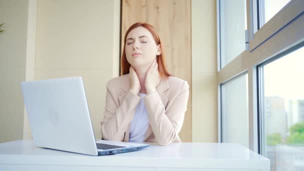 Gros Plan Une Jeune Femme Rousse Souffrant Grave Mal Tête — Video