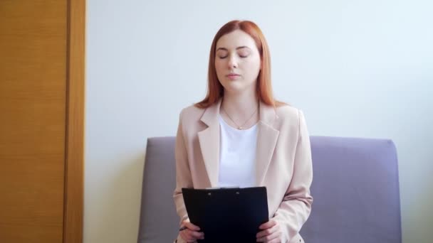 Donna Studentessa Preoccupata Nel Corridoio Della Sala Attesa Compila Test — Video Stock