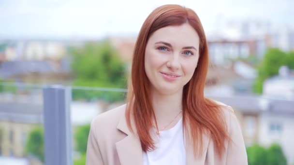 Porträtt Glad Ung Rödhårig Affärskvinna Jacka Som Tittar Kameran Och — Stockvideo