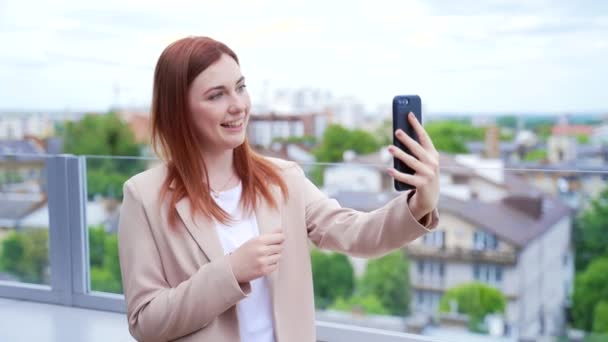 Щаслива Молода Руда Бізнес Леді Розмовляє Відео Викликає Мобільний Телефон — стокове відео