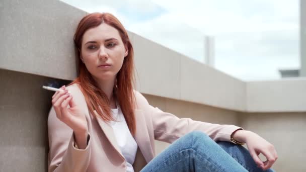 Ung Frustrerad Deprimerad Kvinna Som Sitter Gatan Förlorat Sitt Jobb — Stockvideo