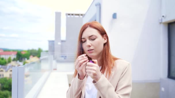 Jonge Blanke Vrouw Die Thuis Het Terras Van Een Modern — Stockvideo