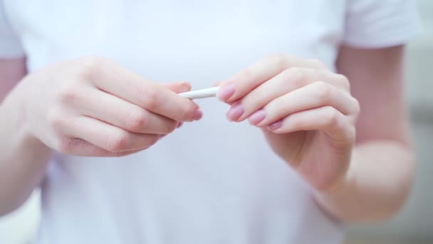 Mani Femminili Chiudono Rompendo Una Sigaretta Smettere Fumare Smettere Fumare — Video Stock