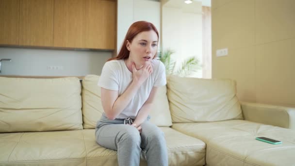 Jeune Femme Seule Maison Avec Une Crise Panique Essoufflement Tremblements — Video