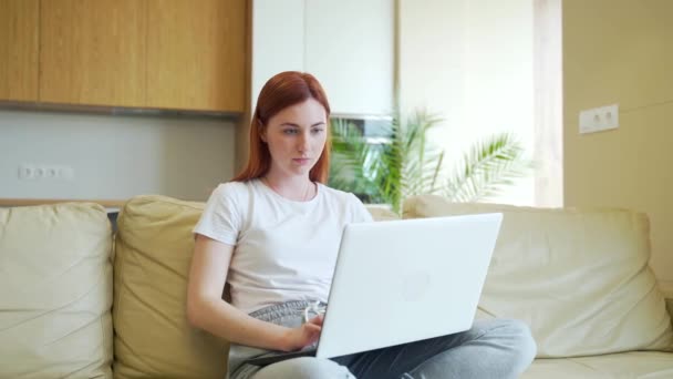 Gelukkig Mooi Jong Meisje Vrouw Die Corresponderen Met Vrienden Het — Stockvideo