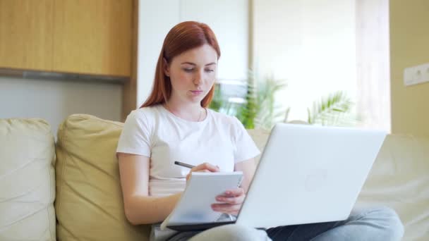 Öğrenci Kız Evde Online Çalışıyor Nternet Laptop Video Dersleriyle Birlikte — Stok video