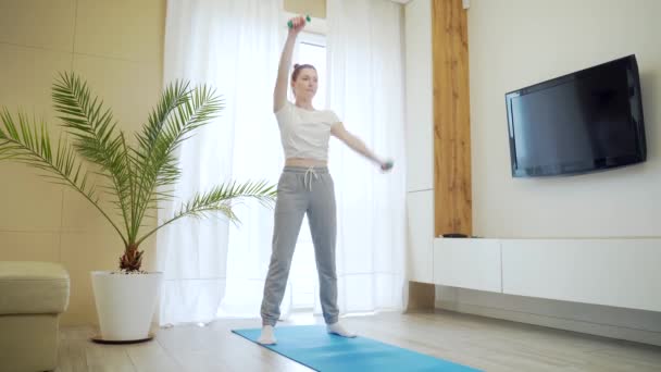 Jovencita Alegre Activa Dedicada Ejercicio Físico Divertida Mujer Fitness Entrenamiento — Vídeos de Stock